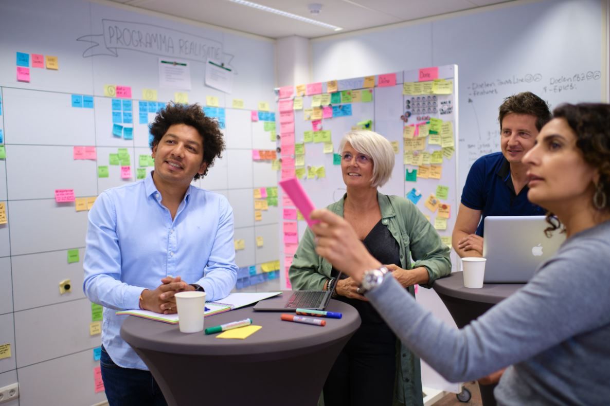 Een workshop in volle gang — mensen die samen leren werken met nieuwe tools