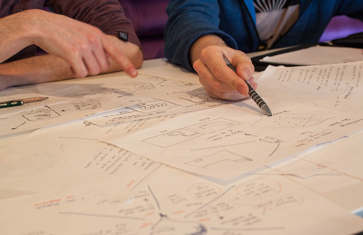 Schetsen en wireframes op tafel: concept-iteraties voor de What's Next app